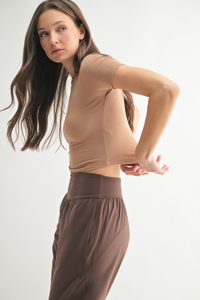 MICRO-RIBBED ATHLEISURE TEE